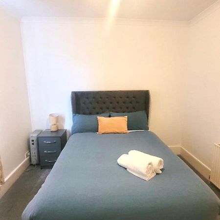 Two Bedroom Flat In Лондон Экстерьер фото