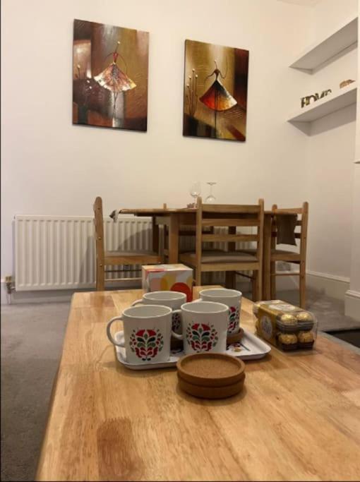 Two Bedroom Flat In Лондон Экстерьер фото