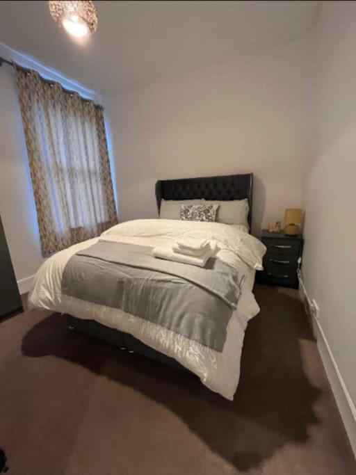 Two Bedroom Flat In Лондон Экстерьер фото