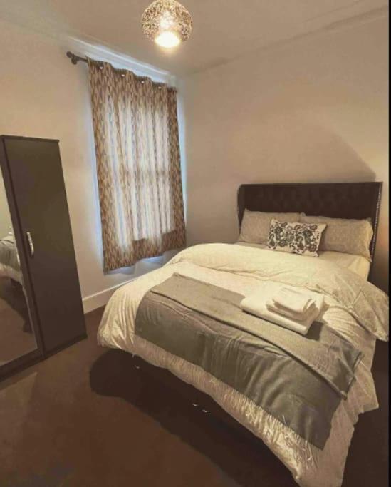 Two Bedroom Flat In Лондон Экстерьер фото