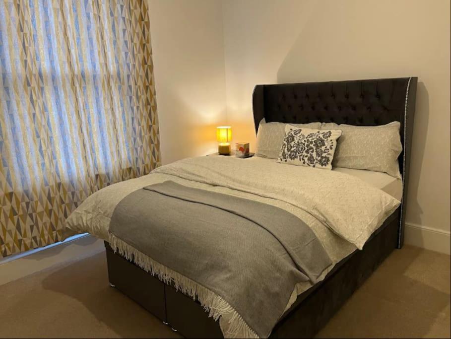 Two Bedroom Flat In Лондон Экстерьер фото