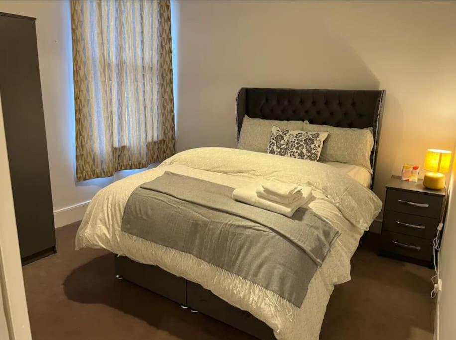 Two Bedroom Flat In Лондон Экстерьер фото