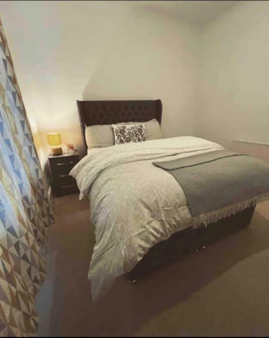 Two Bedroom Flat In Лондон Экстерьер фото