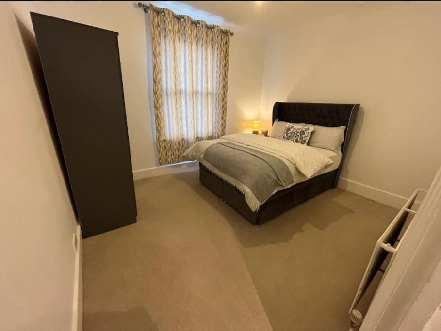 Two Bedroom Flat In Лондон Экстерьер фото