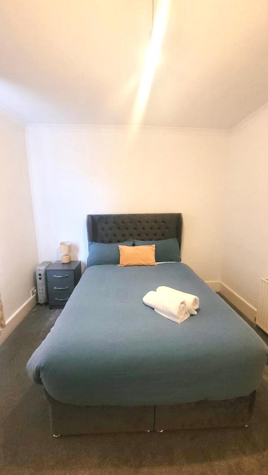 Two Bedroom Flat In Лондон Экстерьер фото