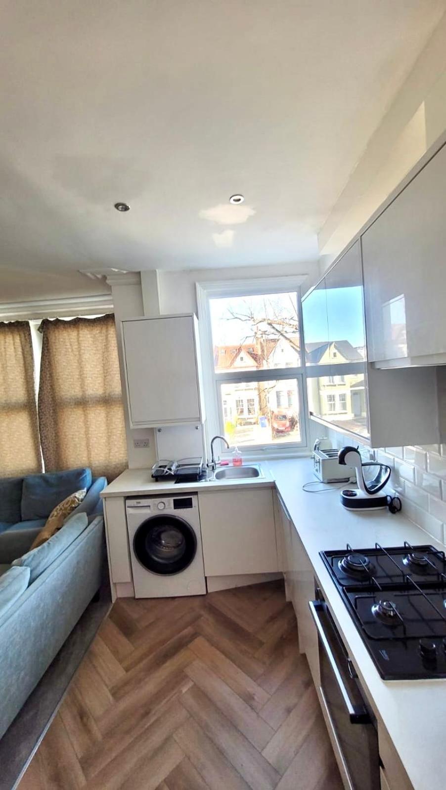 Two Bedroom Flat In Лондон Экстерьер фото