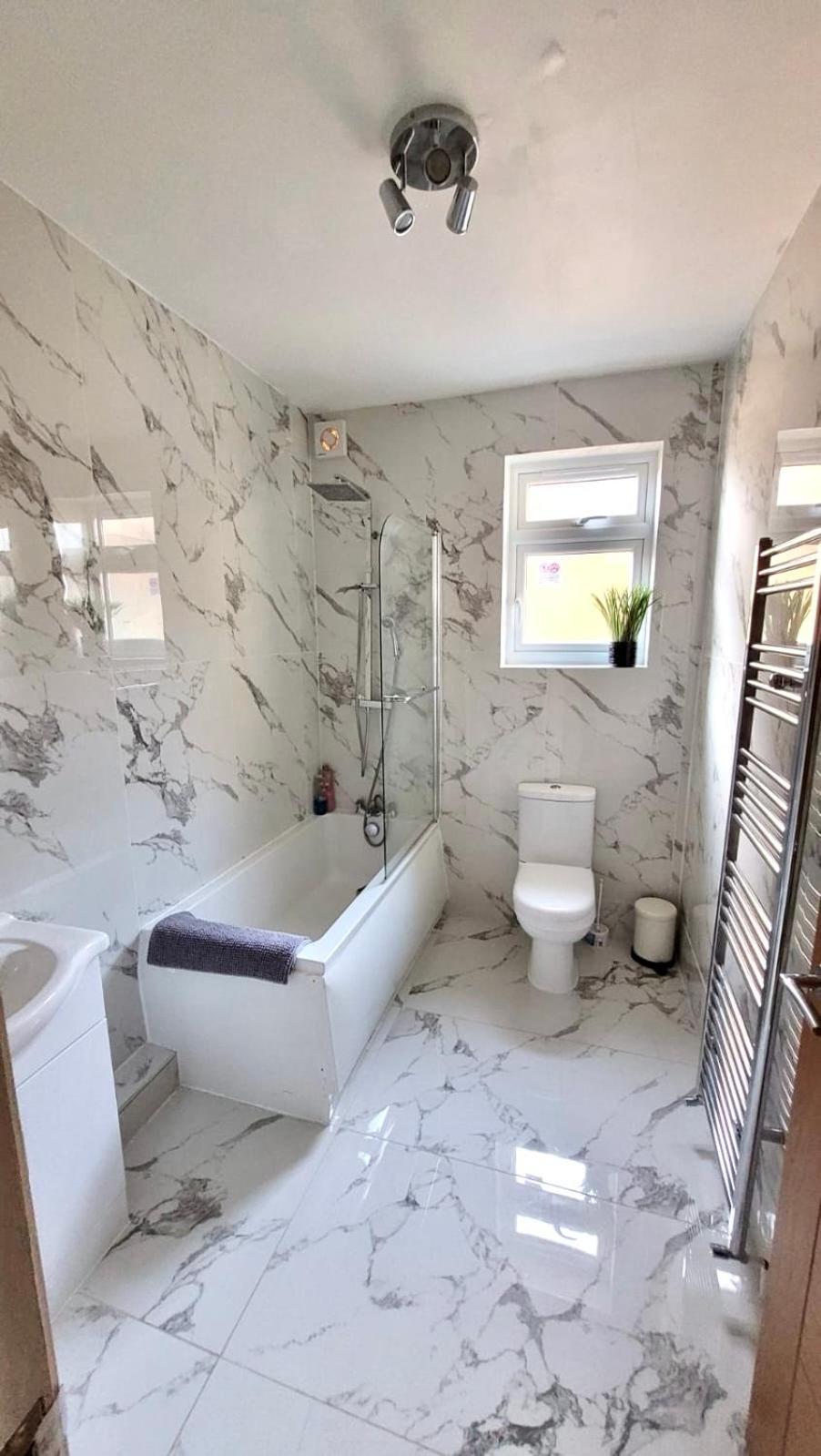 Two Bedroom Flat In Лондон Экстерьер фото